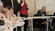 Projektleiterin Anke Langner spricht, neben ihr sitzt Manfred Prenzel.