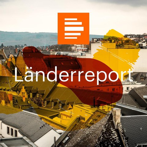 Logo Deutschlandradio Kultur mit Schriftzug Länderreport über einer dörflichen Landschaft mit transparenten Farbflecken