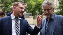 Ministerpräsident Michael Kretschmer (l.) mit dem Prorektor Bildung der TUD, Michael Kobel.