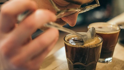 Riechen an Kaffee
