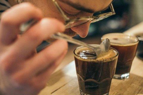 Riechen an Kaffee