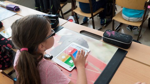 Lernende mit IPad in der Schule