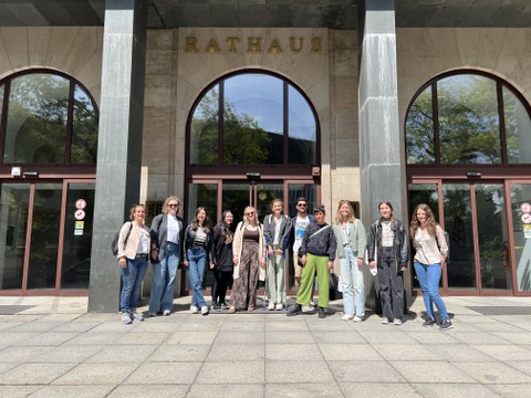 Die Studierenden vor dem Rathaus der Landeshauptstadt Dresden
