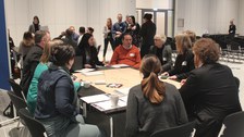 Eindrücke aus dem Workshop: Teilnehmenden diskutieren am Tisch