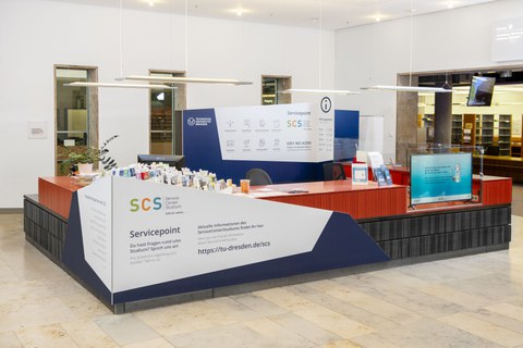  Theke des Service-Center-Studium im Foyer der SLUB