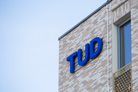 TUD Logo am Gebäude MS1