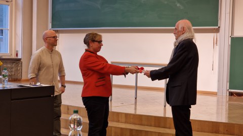 Übergabe der Festschrift