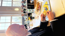 Übergabe eines Elefanten als Glücksbringer