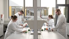 Labor mit Personen im chemischen Versuch