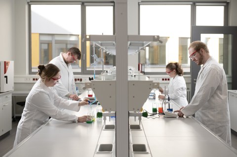 Labor mit Personen im chemischen Versuch