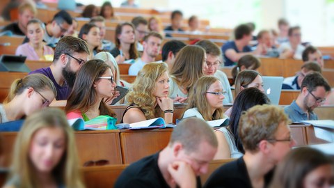 Studierende im Hörsaal
