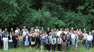 Gruppenbild mit dem Grün der Natur im Hintergrund