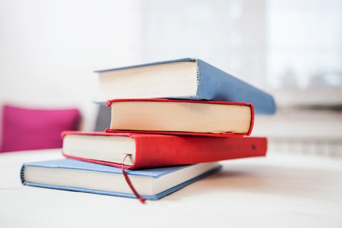Bücher auf einem Stapel