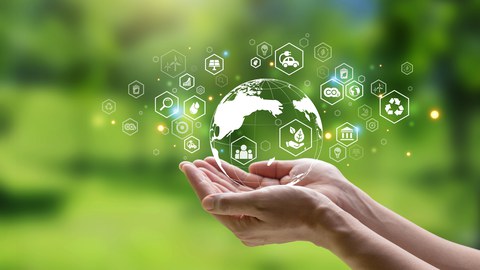 Foto einer menschlichen Hand, die die Erde mit dem ESG-Symbol für Umwelt, Soziales und Governance, das Konzept der nachhaltigen Umwelt hält. 