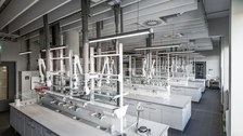 Labor Tische in einem leeren Labor