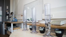 Befüllte Reagenzgläser auf einem Tisch.