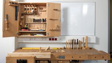 Werkzeugschrank mit mehreren Werkzeugen zur Holzbearbeitung