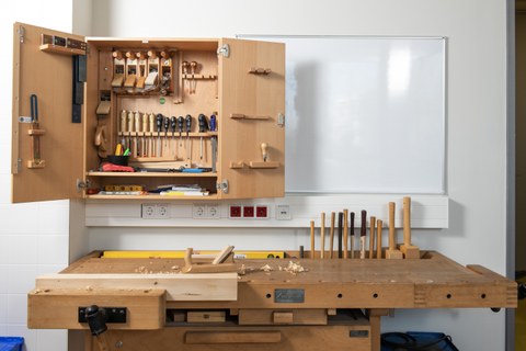 Werkzeugschrank mit mehreren Werkzeugen zur Holzbearbeitung