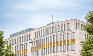 Gebäude mit Fenstern