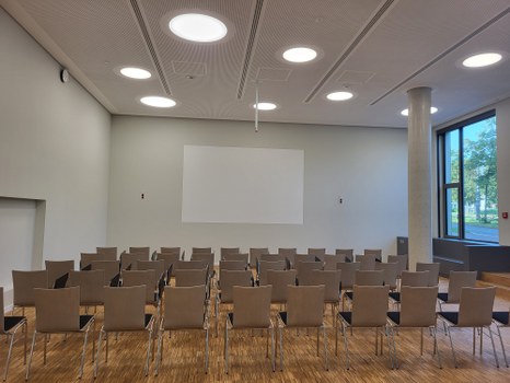 Stühle geordnet in Reihen in der Aula
