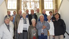 Seminargruppentreffen mit Gruppenbild vor dem Glasfenster mit ABF-Motiv 