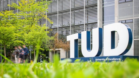TUD Buchstaben vor dem Hörsaalzentrum (HSZ).