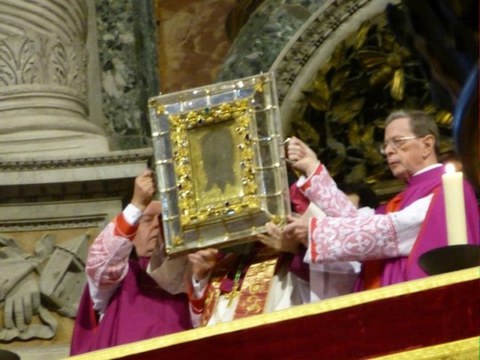 Zurschaustellung der Veronika im Petersdom.