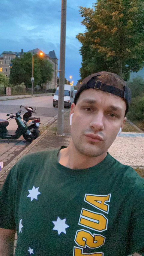 Selbstporträt mit einer Straße im Hintergrund.