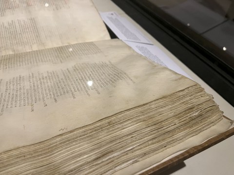 Dieses Bild zeigt einen alten griechischen Kodex Alexandrinus, der biblische Texte enthält.