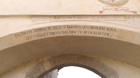 ein Portal in beige