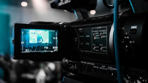 Videokamera mit Bildschirm