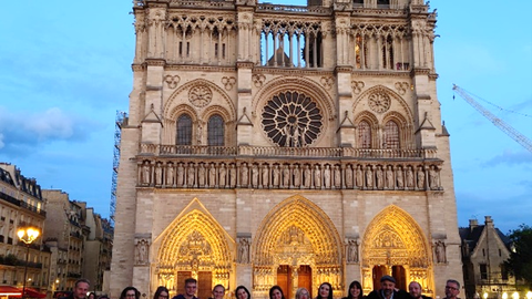 Exkursionsgruppe vor dem Dom Notre Dame