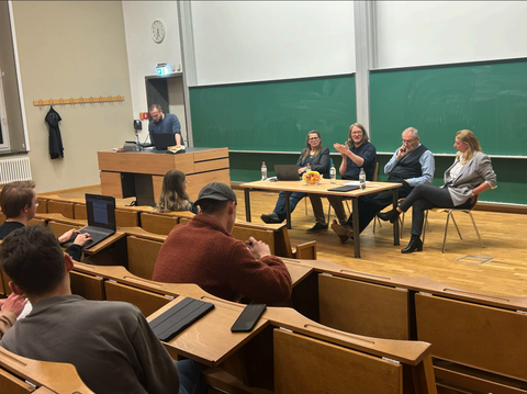 Das Foto zeigt Moderator Mathias Herrmann und die vier Referierenden Friederike Koch-Heinrichs, Justus Ulbricht, Volker Strähle und Corinna Link (v.l.)
