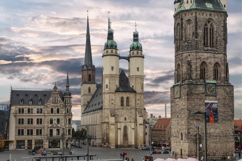 Das Bild zeigt einen Kirchturm in Halle (Saale).