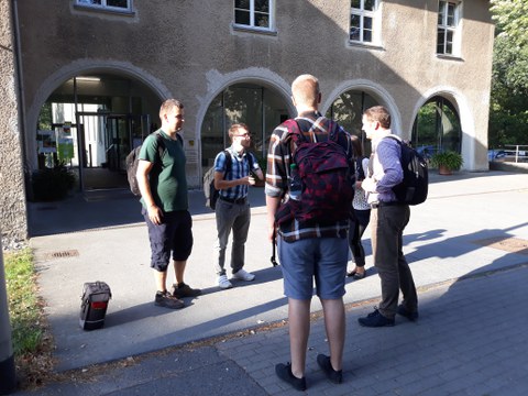 Vor dem Landesamt für Archäologie Sachsen - Alle waren pünktlich