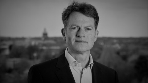 Ein Schwarz-Weiß Bild eines Mannes
