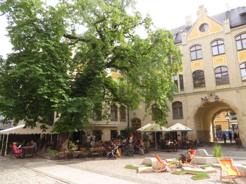 Innenhof an der ul. Włodkowica (früher Wallstraße) im Jahr 2016. Auf diesem Platz vor der Synagoge zum Weißen Storch und den Gebäuden der jüdischen Gemeinde wurden Breslauer Juden vor der Deportation gesammelt.