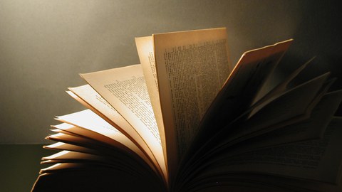 Aufgeschlagenes Buch