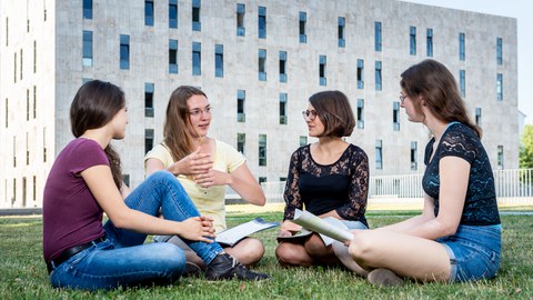 Studierende auf SLUB-Wiese