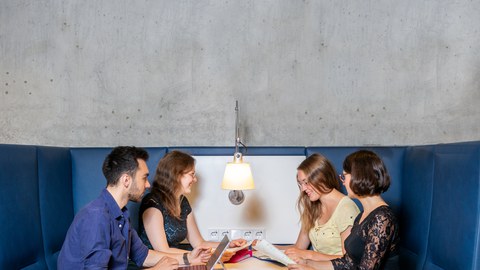 Studierende bei der Gruppenarbeit  in der SLUB