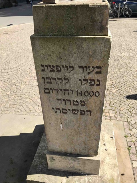 Gedenkstein für die 1938 in Brand gesetzte und zerstörte große Gemeindesynagoge Leipzigs in der Gottschedstraße mit der Inschrift: "In der Stadt Leipzig fielen 14000 Bürger jüdischen Glaubens dem faschistischen Terror zum Opfer"