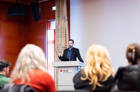 Hagen Schönrich am Rednerpult im Klemperer-Saal der SLUB Dresden