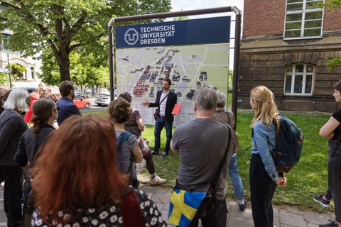 Hagen Schönrich vor Lageplan des Campus