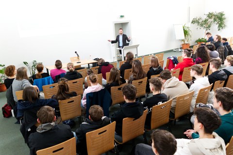 Hagen Schönrich beim Vortrag im Festsaal der Wirtschaftswissenschaften