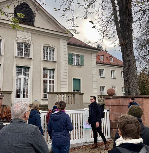 Christoph Sauer vor dem Rektoratsgebäude