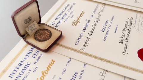 Diplome und Medaille von Kurt Drummer