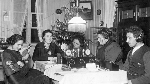 Menschen beim Radio hören