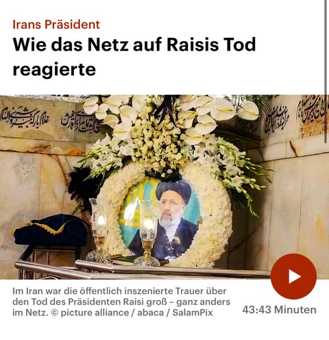 Screenshot Deutschlandfunk. Irans Präsident. Wie das Netz auf Raisis Tod reagierte. Zusehen ist ein Kranz vor dem Bild Raisis. Bildunterschrift: Im Iran war die öffentlich inszenierte Trauer über den Tod des Präsidenten Raisi groß - ganz anders als im Internet. (c) picture allience / abaca / SalamPix