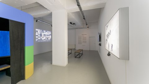Blick in die Ausstellung Gefährliche Grenze 