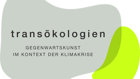Grafik: Schriftzug 'transökologien' über 'GEGENWARTSKUNST IM KONTEXT DER KLIMAKRISE' auf grauem, unregelmäßig geformtem Hintergrund mit grünem, halbkreisförmigem Akzent rechts